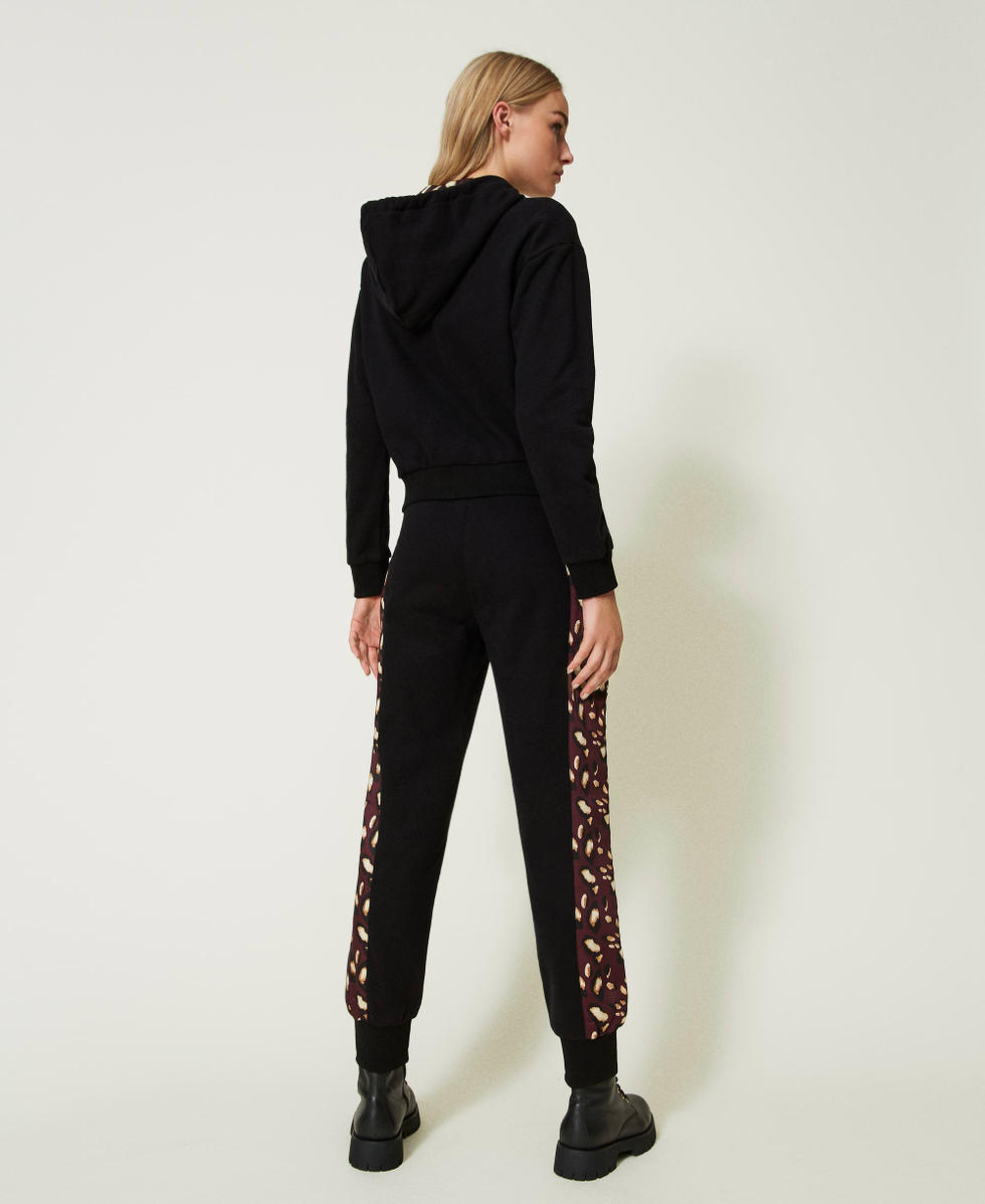 Felpa con zip e joggers con dettagli animalier
